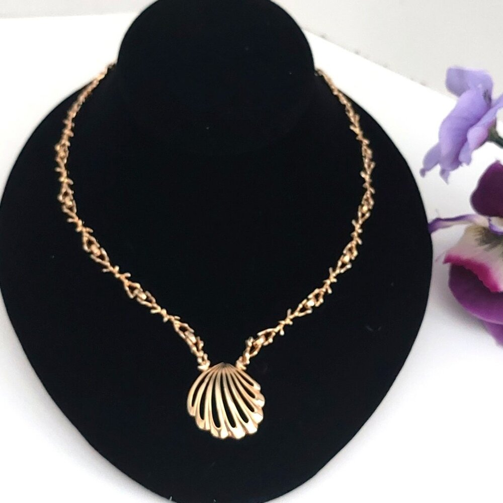 Shiny Gold Seashell Pendant Necklace Cut Out 17'' Vine Chain Classy Coastal EUC